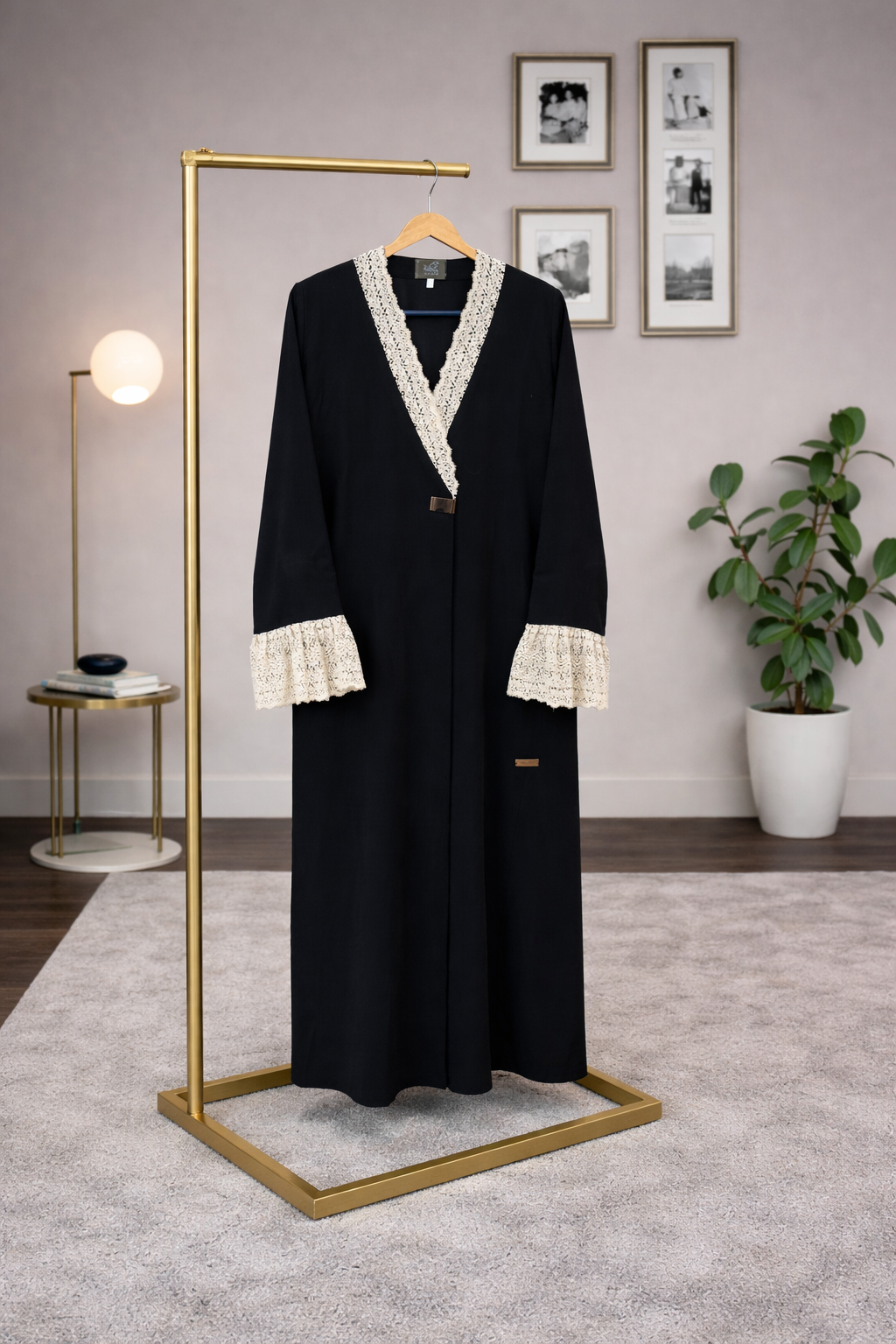 عباية ربع كلوش سوداء بتصميم ملكي ولمسة أنثوية راقية