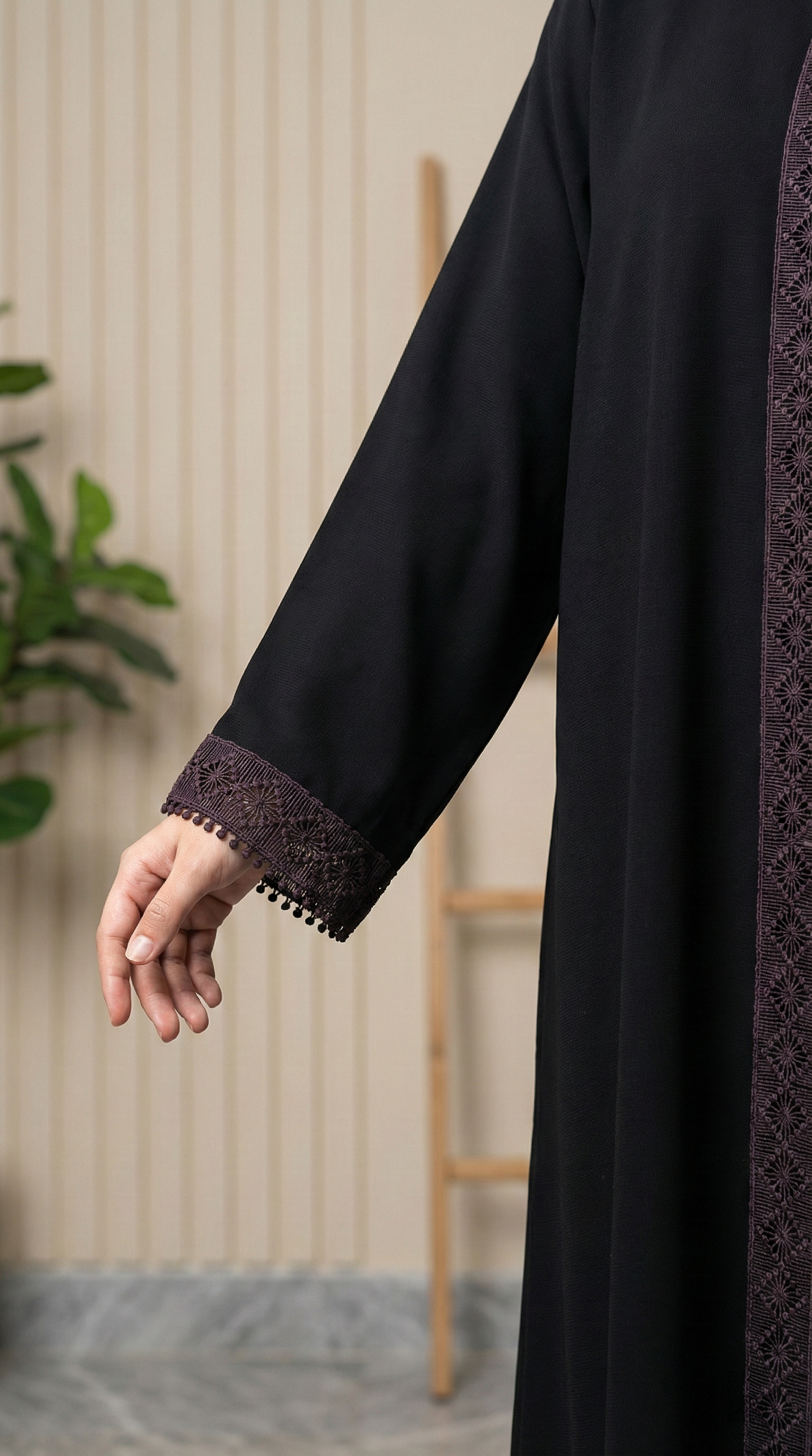 عباية نسائية كلوش بخامة كريب سيراميك ناعم وانسيابية مرتبة مزينة بجوبير فخم للمناسبات