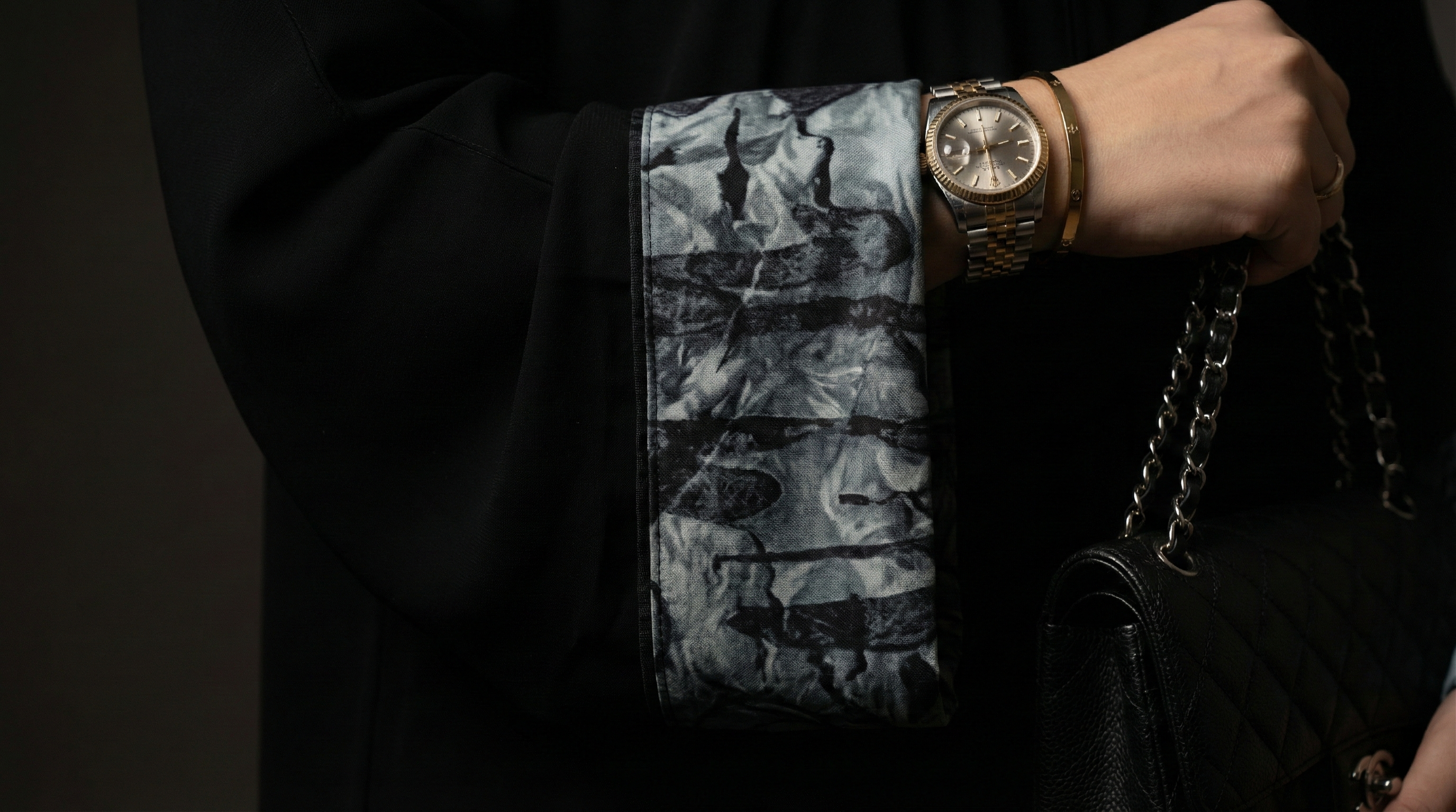 عباية كريب ملكي كوري بقصة دبل كلوش انسيابية تمنح إطلالة فخمة للمناسبات والزيارات الخاصة