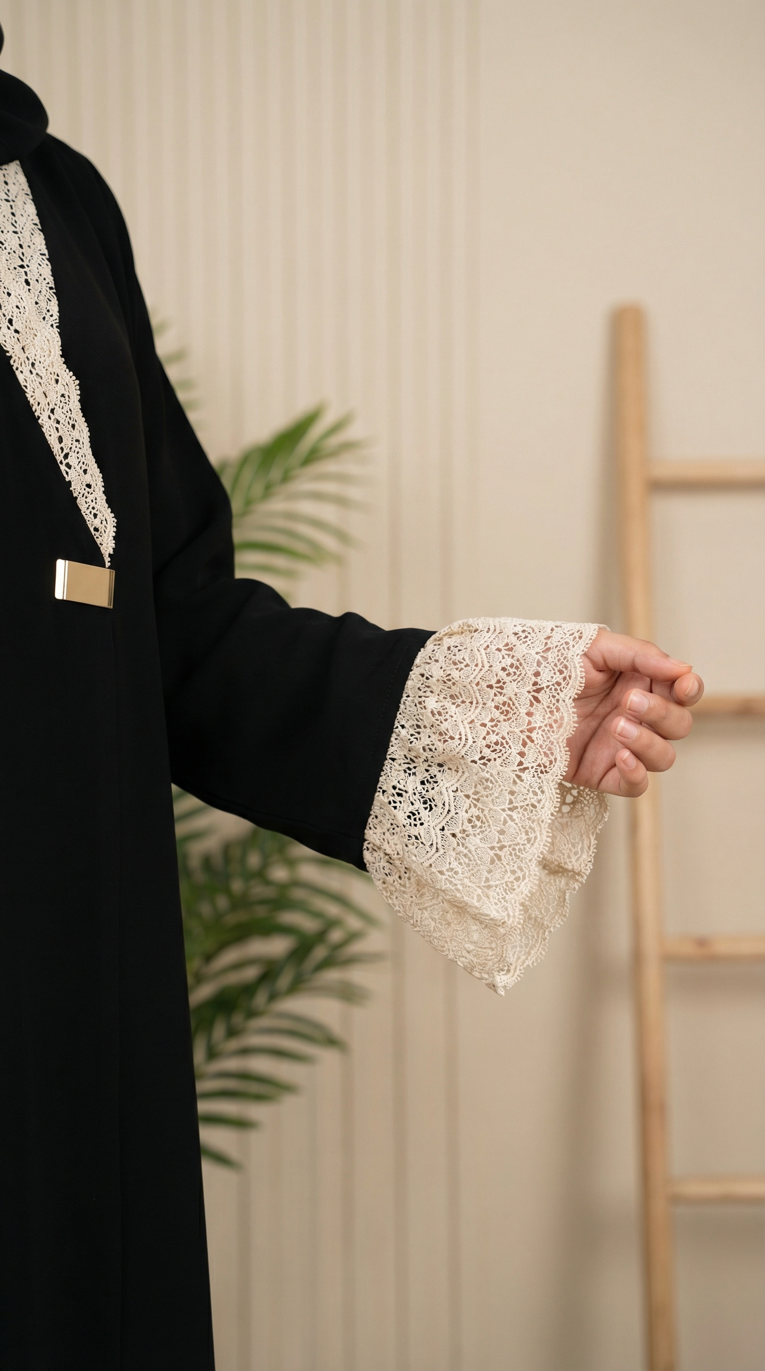 عباية ربع كلوش سوداء بتصميم ملكي ولمسة أنثوية راقية