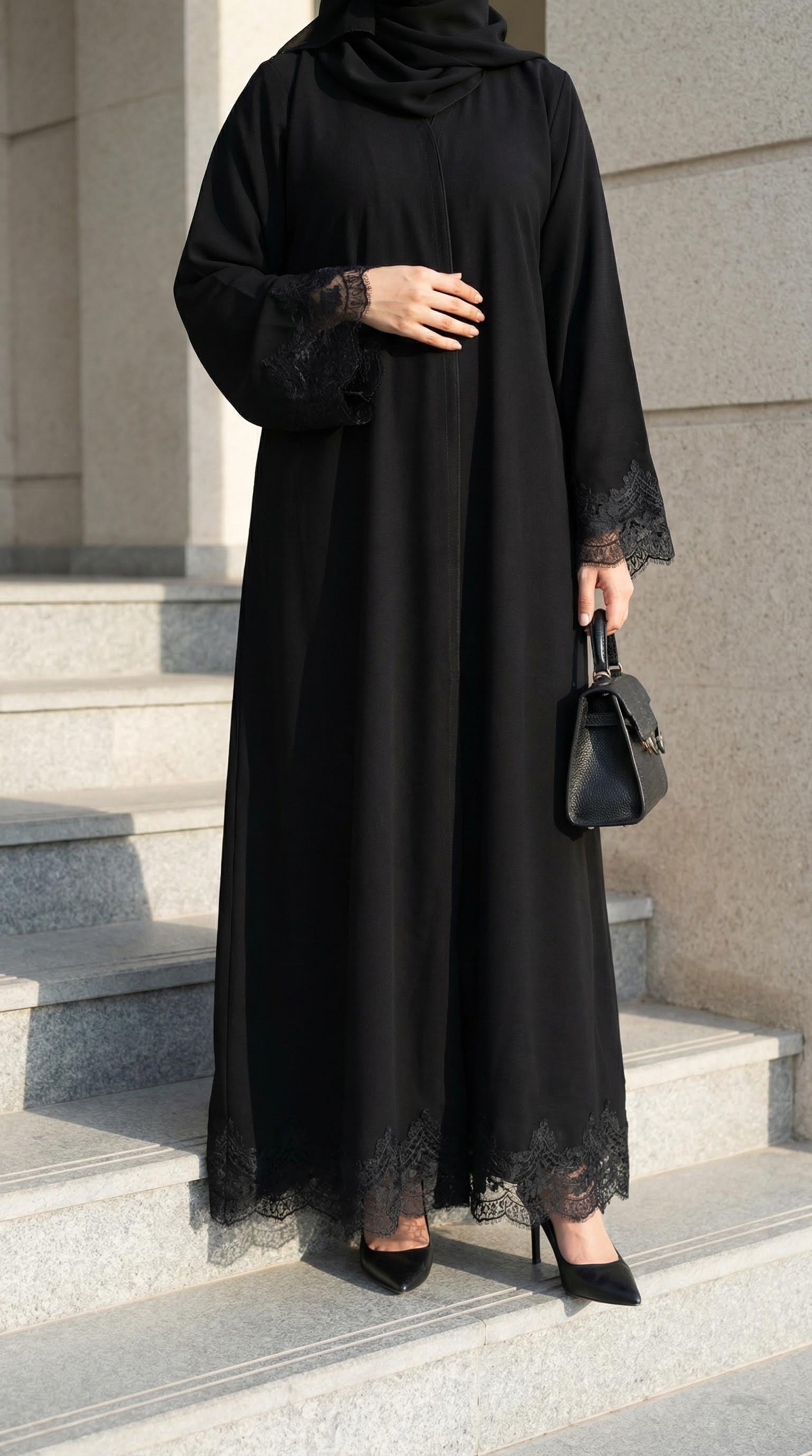 عباية لمسة بتصميم فاخر يجمع بين الكريب الملكي الهادئ ودانتيل راقٍ يمنحها أناقة راقية ومتوازنة