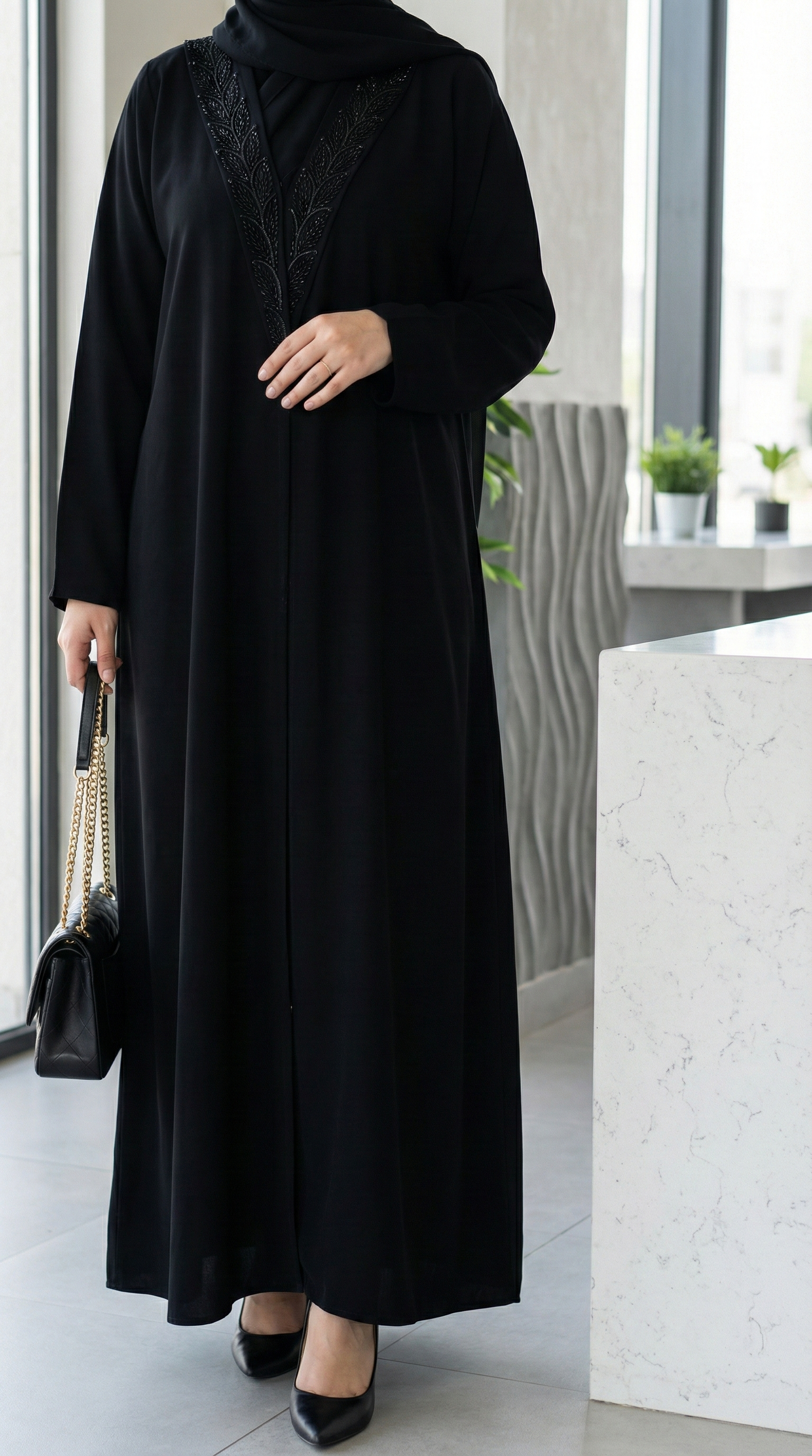 عباية نسائية سوداء بشك يدوي أنيق على أطراف الياقة
