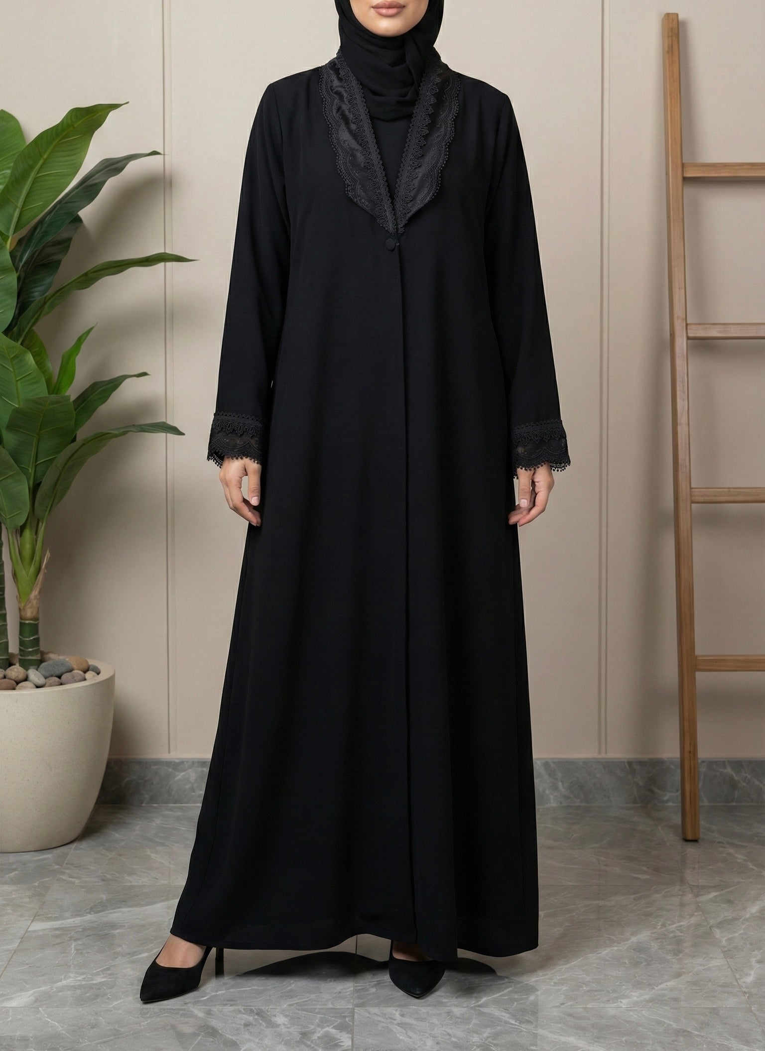 عباية سوداء ربع كلوش بقصة واسعة خفيفة، مصنوعة من كريب السيراميك مع تفاصيل چوبير راقي