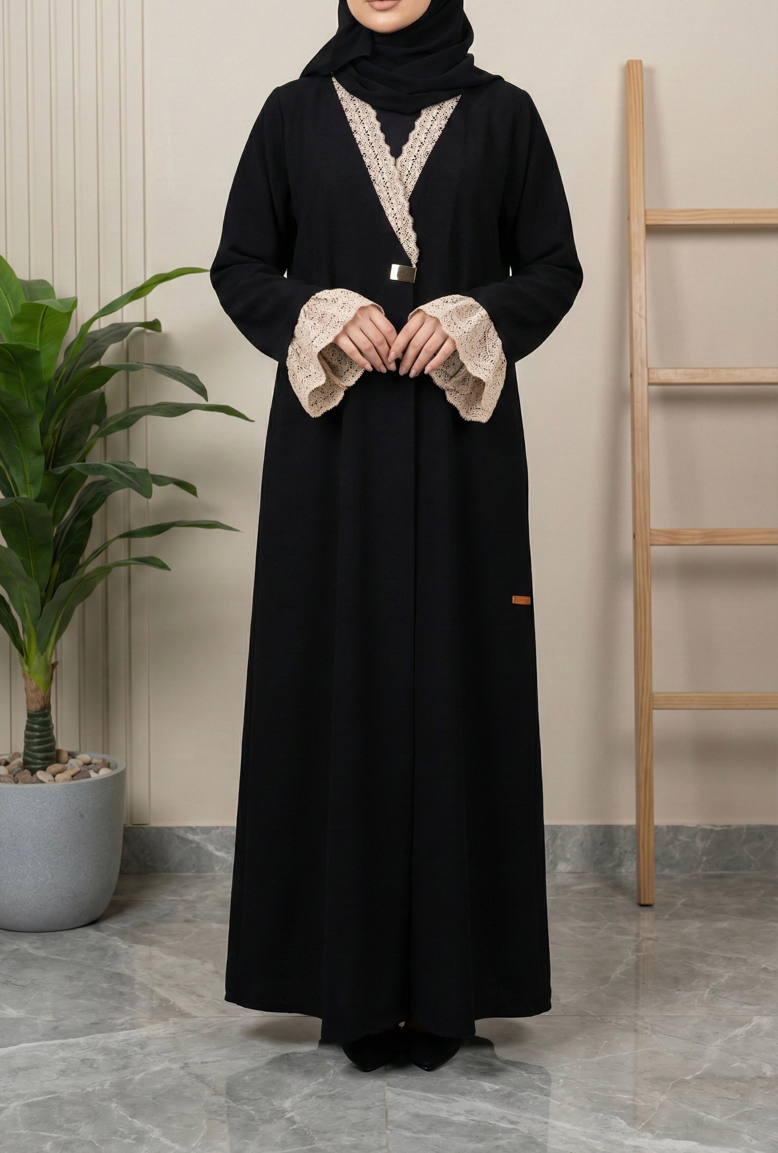 عباية ربع كلوش سوداء بتصميم ملكي ولمسة أنثوية راقية