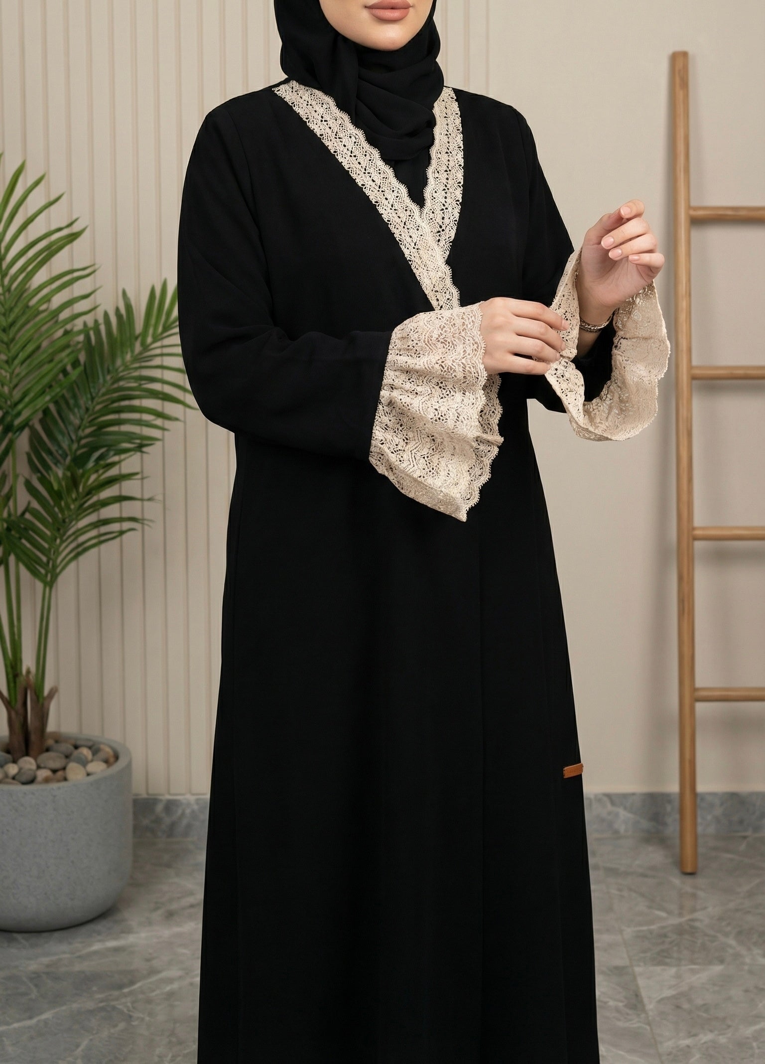 عباية ربع كلوش سوداء بتصميم ملكي ولمسة أنثوية راقية