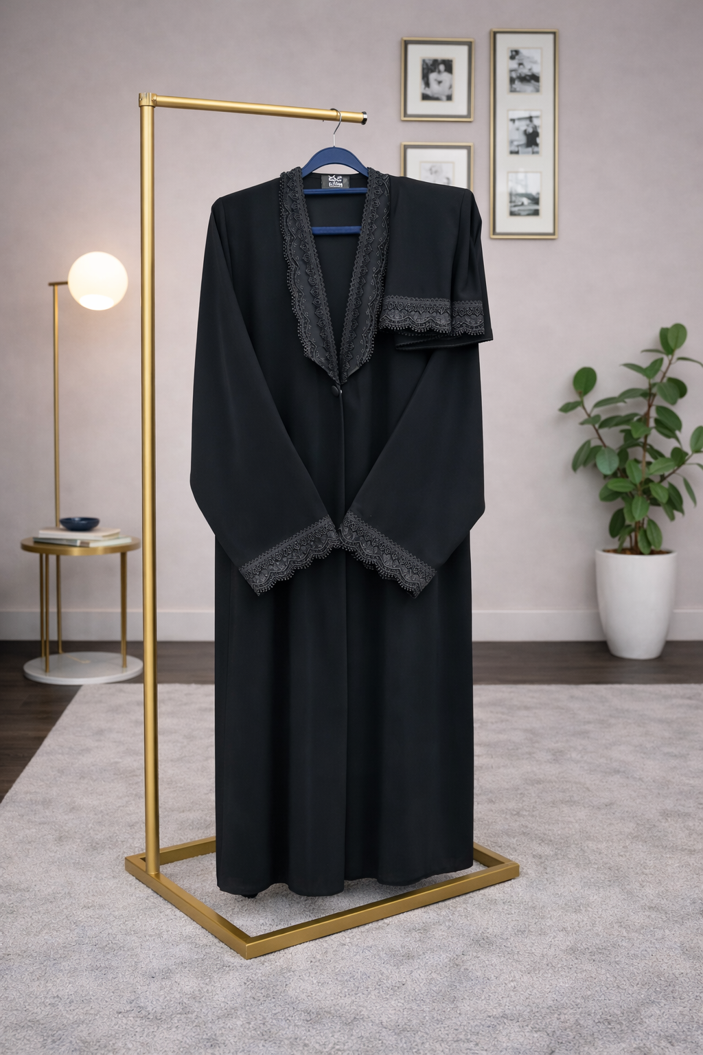 عباية ربع كلوش من كريب السيراميك باللون الأسود الفاحم مع تطريز ناعم من الچوبير على الأكمام.