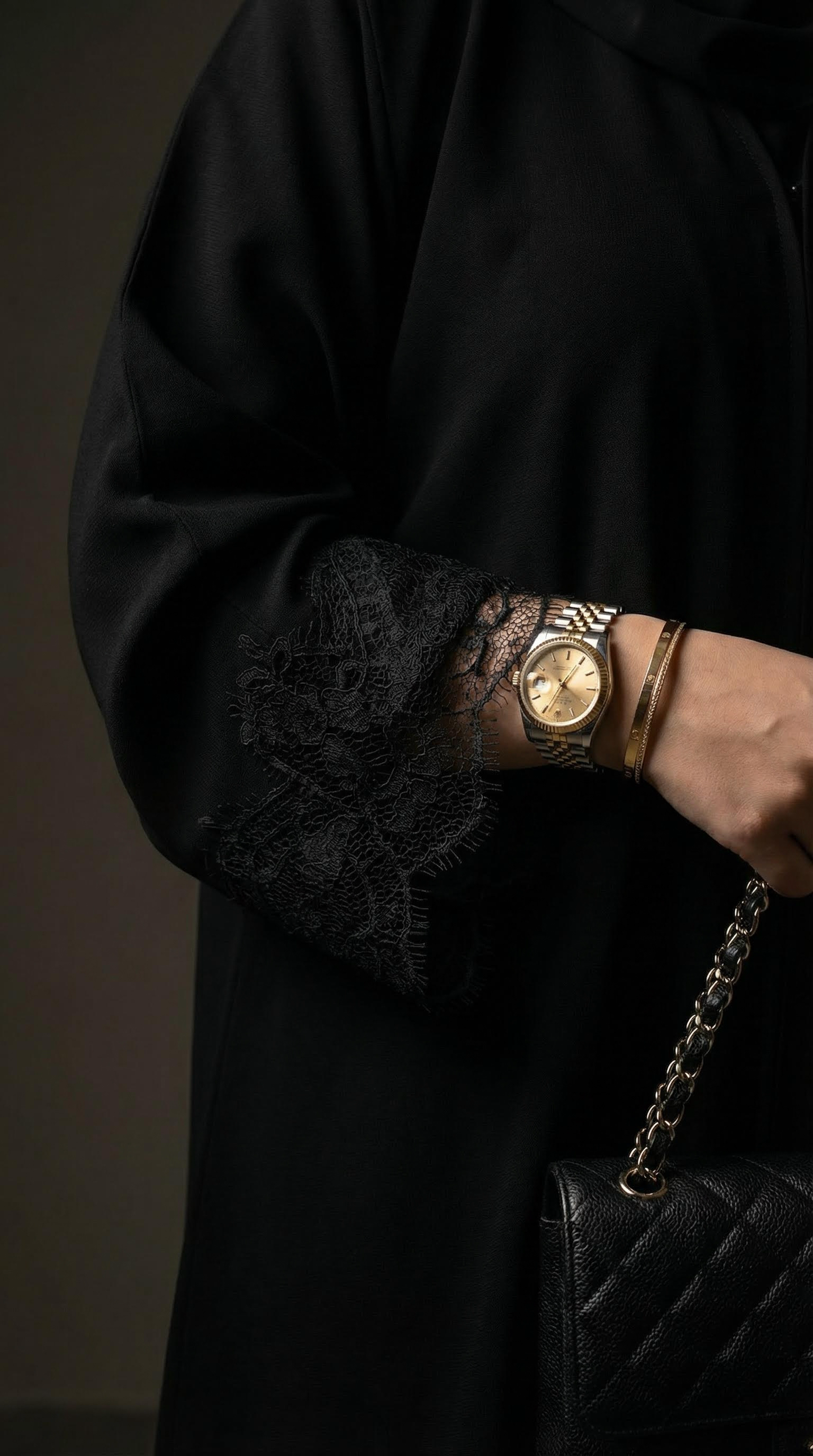 عباية لمسة بقصة كلوش واسعة من كريب ملكي فاخر مع تفاصيل دانتيل أنيقة تضيف لمسة فخامة أنثوية