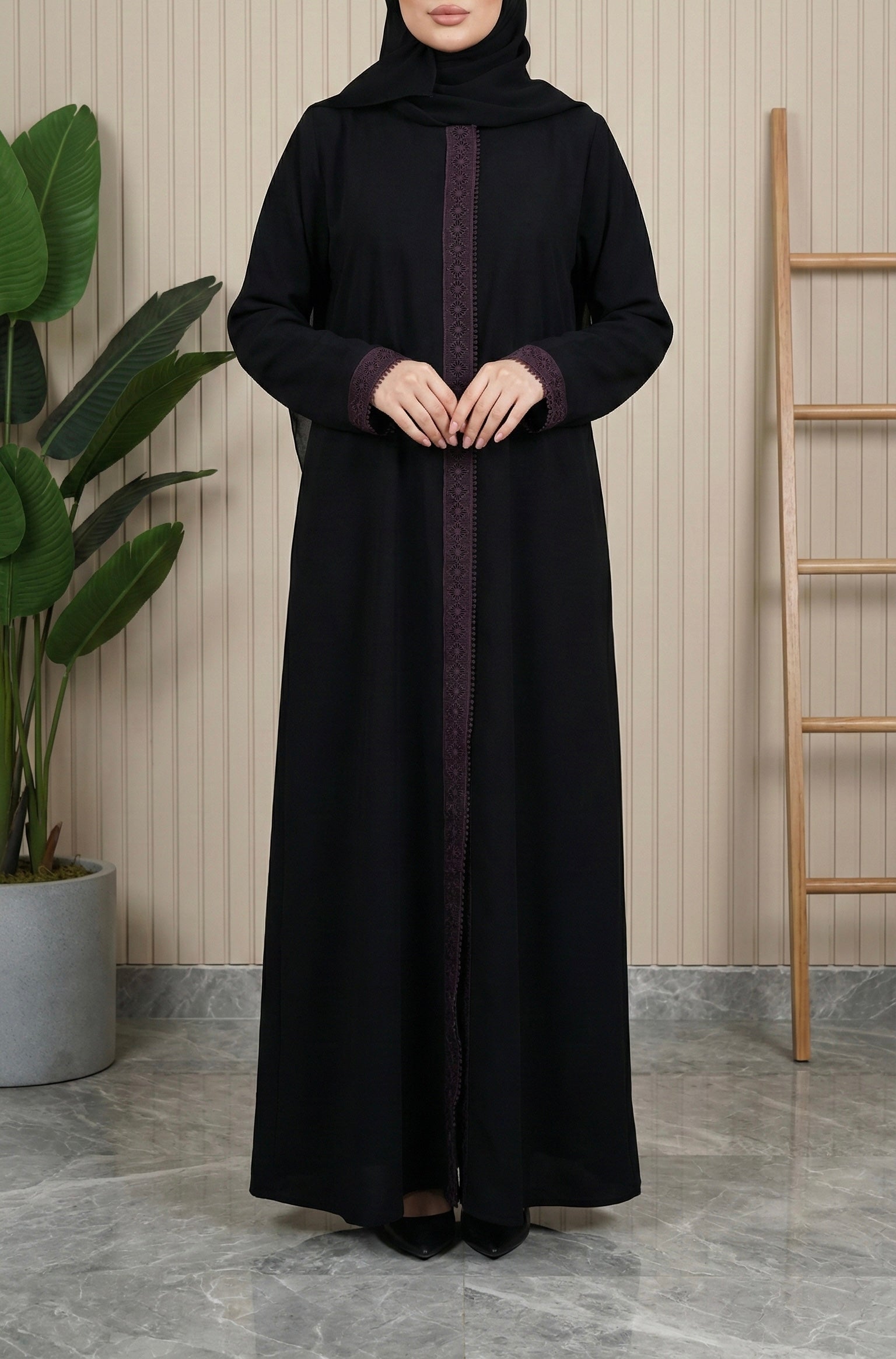 عباية رونق بتصميم أنثوي واسع وخامة خفيفة مريحة مع لمسة جوبير تضيف بعدًا فاخرًا للتفاصيل.
