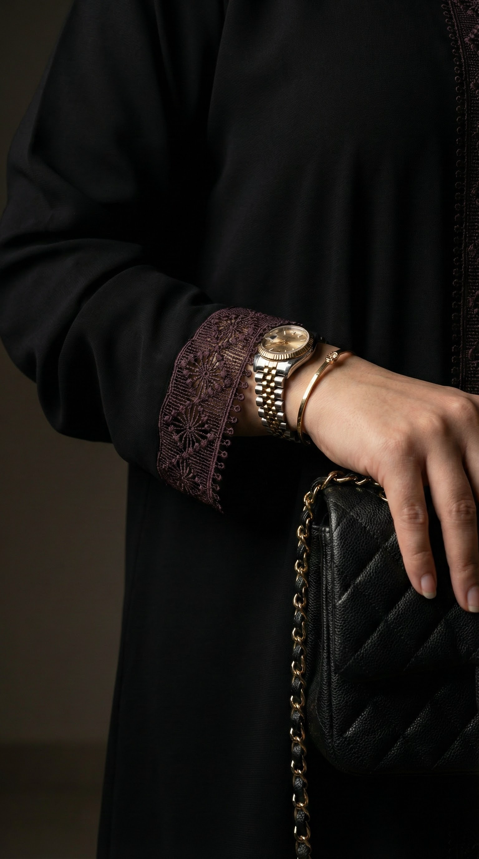 تصميم عباية واسعة انسيابية من كريب السيراميك العملي مع تفاصيل جوبير أنيقة تعكس فخامة هادئة